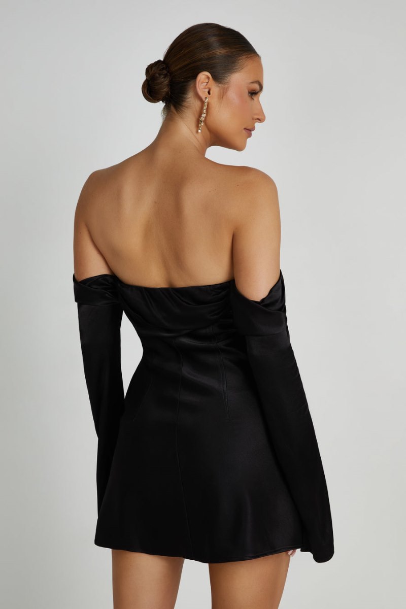 Meshiki Giselle Off Shoulder Satin Negras | GQST4132