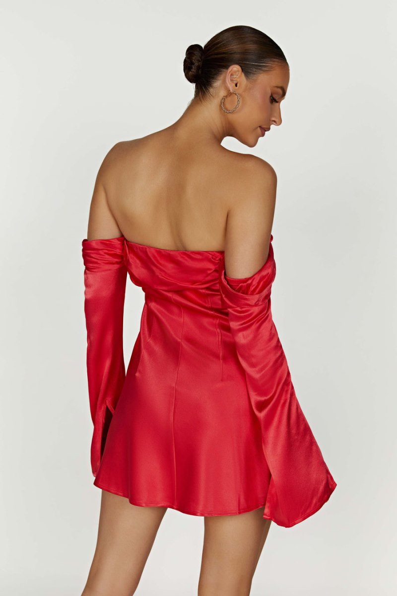 Meshiki Giselle Off Shoulder Satin Rojas | ZRNN9134