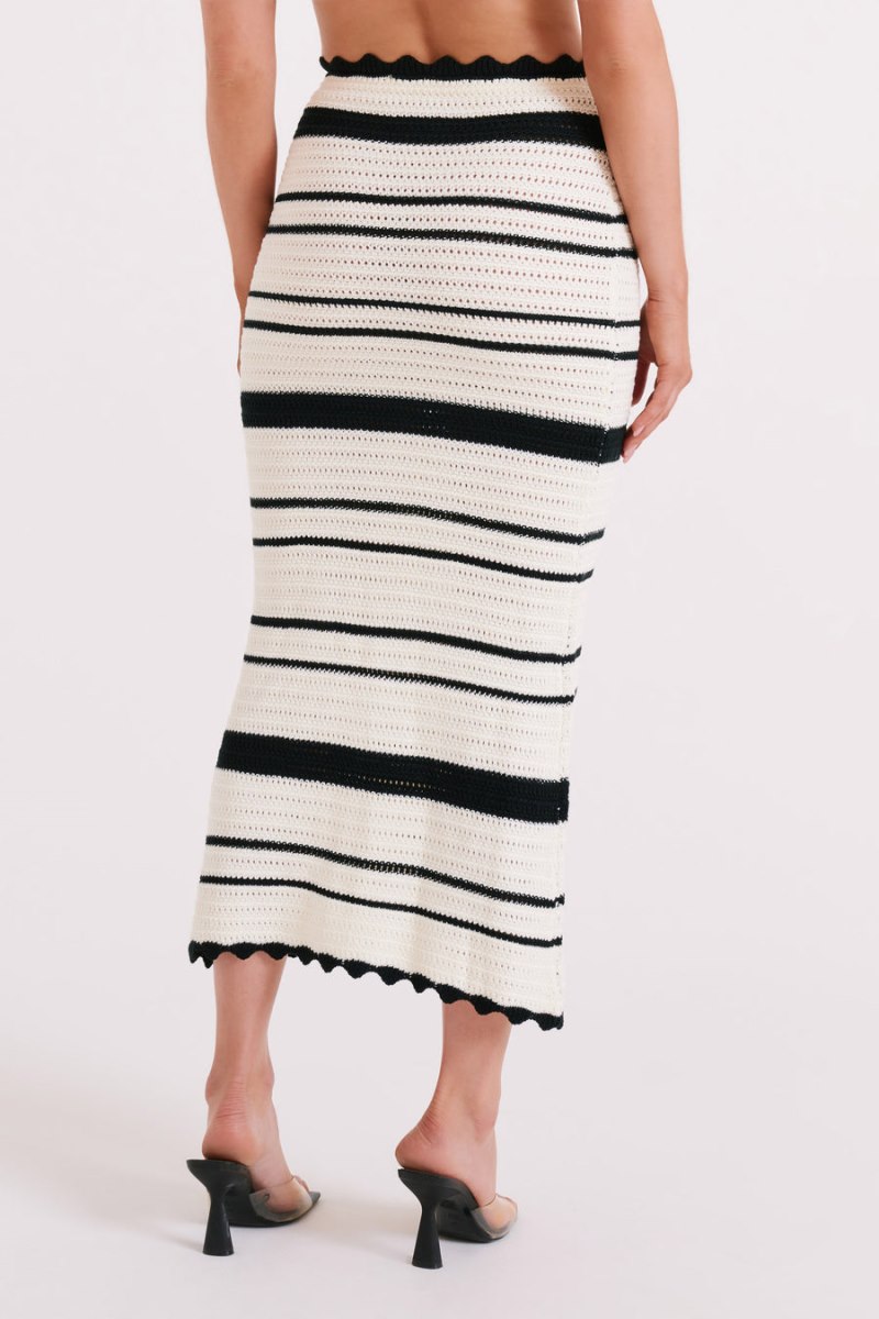 Meshiki Jadia Contrast Crochet Fishtail Maxi Negras Blancas | JGNR2800