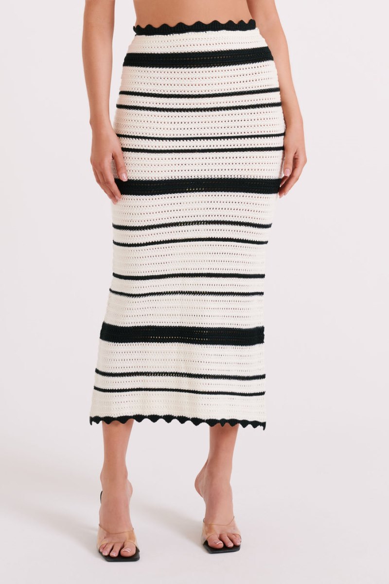 Meshiki Jadia Contrast Crochet Fishtail Maxi Negras Blancas | JGNR2800